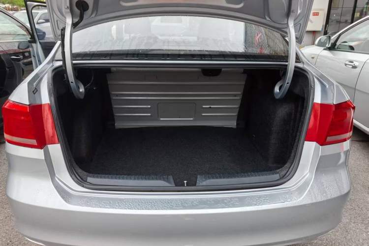 Used Volkswagen Santana 2013 1.6L Automatic Fashion Edition Interior 3