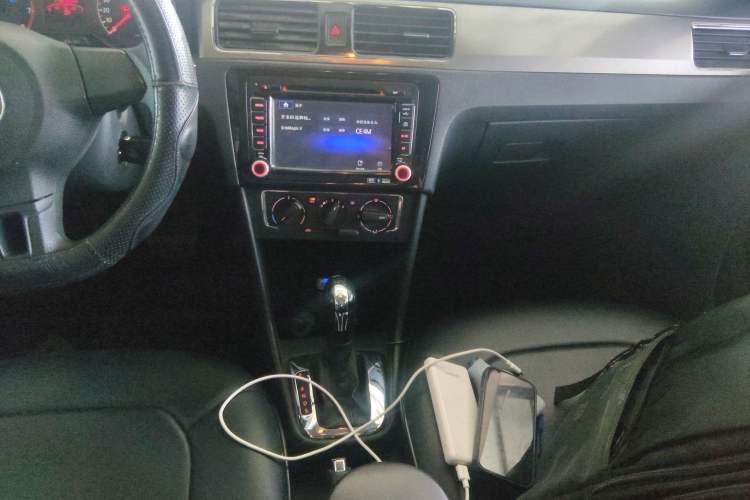Used Volkswagen Santana 2013 1.6L Automatic Comfort Edition Audio And AC Panel