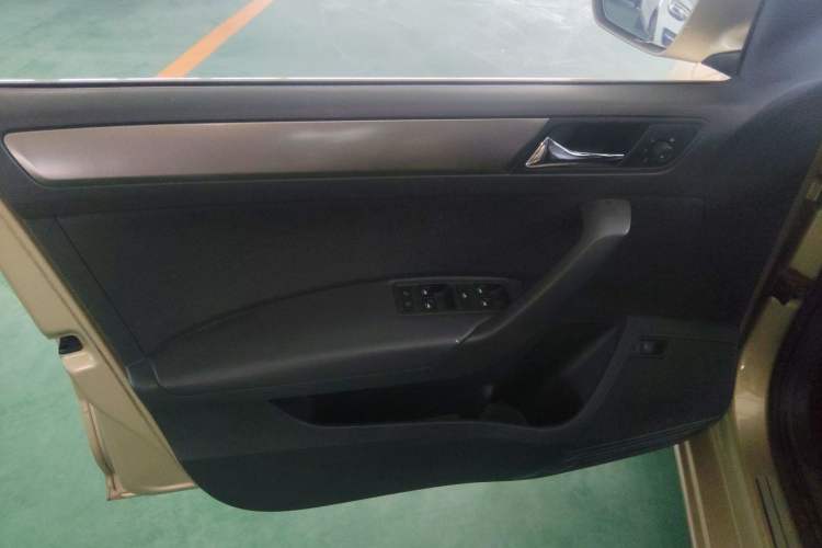 Used Volkswagen Santana 2013 1.6L Automatic Comfort Edition Interior 7