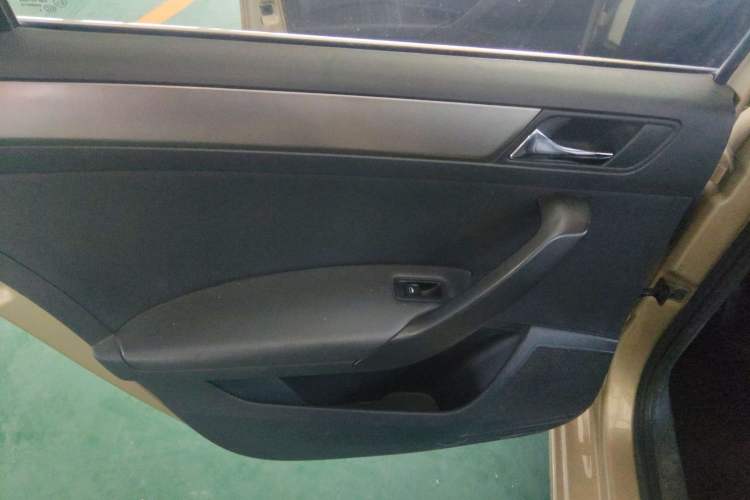 Used Volkswagen Santana 2013 1.6L Automatic Comfort Edition Interior 8
