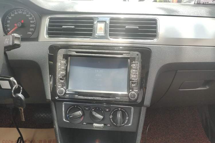 Used Volkswagen Santana 2013 1.6L Automatic Comfort Edition Audio And AC Panel