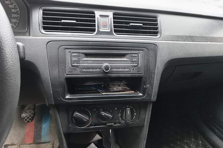 Used Volkswagen Santana 2013 1.4L Manual Fashion Edition Audio And AC Panel