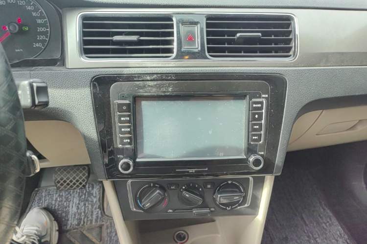 Used Volkswagen Santana 2013 1.6L Automatic Comfort Edition Audio And AC Panel