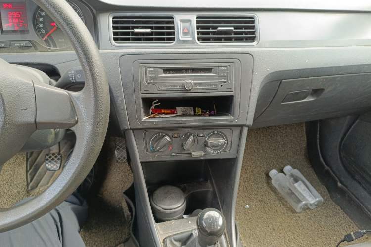 Used Volkswagen Santana 2013 1.6L Manual Fashion Edition Audio And AC Panel
