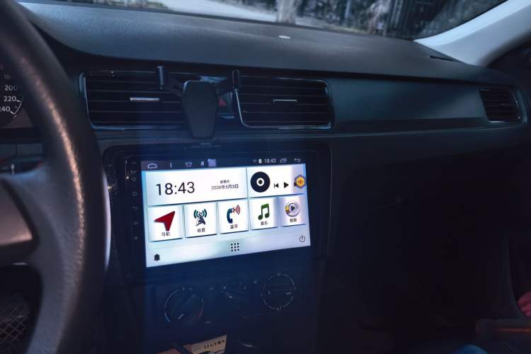 Used Volkswagen Santana 2013 1.6L Automatic Fashion Edition Audio And AC Panel