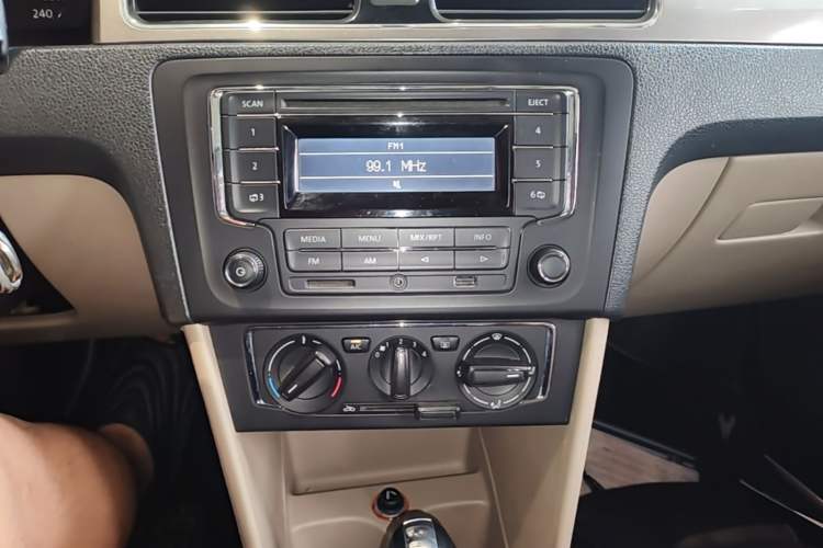 Used Volkswagen Santana 2013 1.6L Automatic Comfort Edition Audio And AC Panel