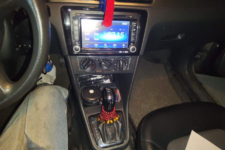 Used Volkswagen Santana 2013 1.6L Automatic Comfort Edition Audio And AC Panel
