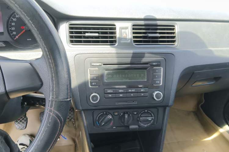Used Volkswagen Santana 2013 1.6L Manual Fashion Edition Audio And AC Panel