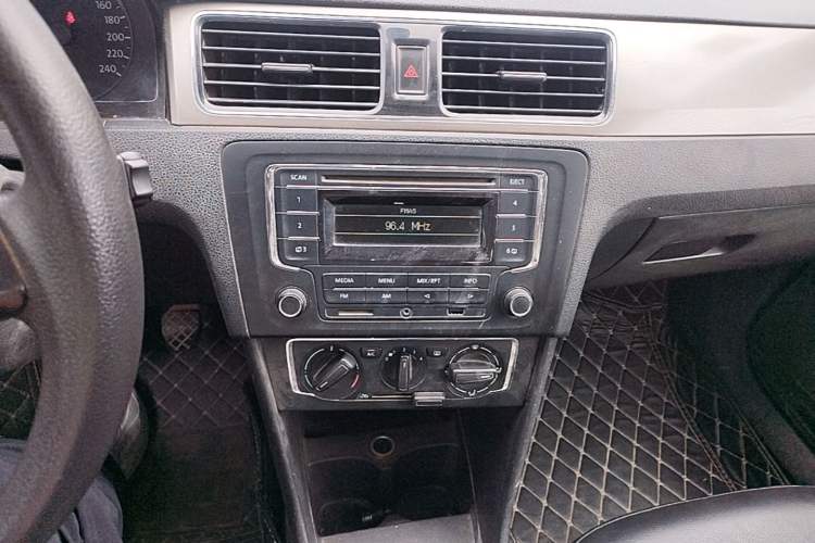 Used Volkswagen Santana 2013 1.4L Manual Comfort Edition Audio And AC Panel
