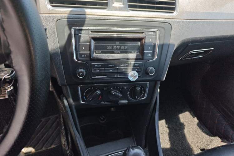 Used Volkswagen Santana 2013 1.6L Manual Comfort Edition Audio And AC Panel