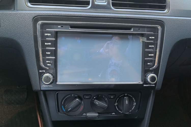 Used Volkswagen Santana 2013 1.6L Automatic Fashion Edition Audio And AC Panel