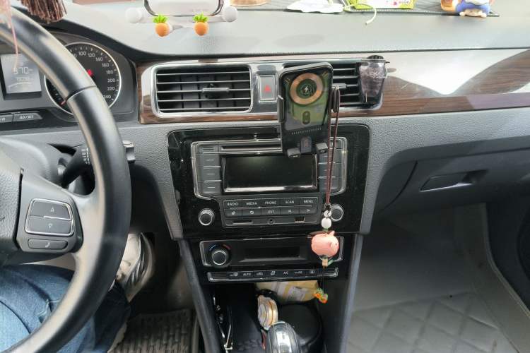 Used Volkswagen Santana 2013 1.6L Automatic Luxury Edition Audio And AC Panel