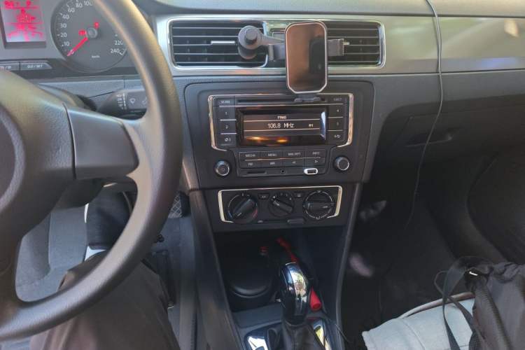 Used Volkswagen Santana 2013 1.6L Automatic Comfort Edition Audio And AC Panel