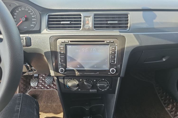 Used Volkswagen Santana 2013 1.6L Manual Fashion Edition Audio And AC Panel