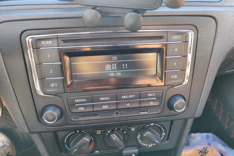 Used Volkswagen Santana 2013 1.6L Manual Fashion Edition Audio And AC Panel