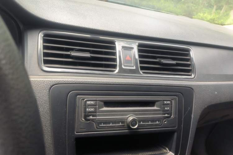 Used Volkswagen Santana 2013 1.4L Manual Fashion Edition Audio And AC Panel