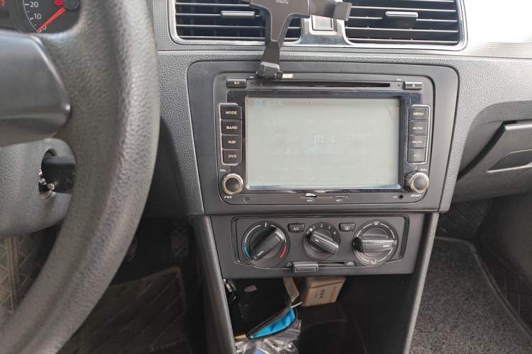 Used Volkswagen Santana 2013 1.6L Manual Fashion Edition Audio And AC Panel