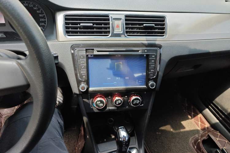 Used Volkswagen Santana 2013 1.6L Automatic Comfort Edition Audio And AC Panel