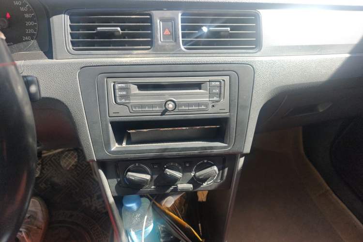 Used Volkswagen Santana 2013 1.6L Manual Fashion Edition Audio And AC Panel