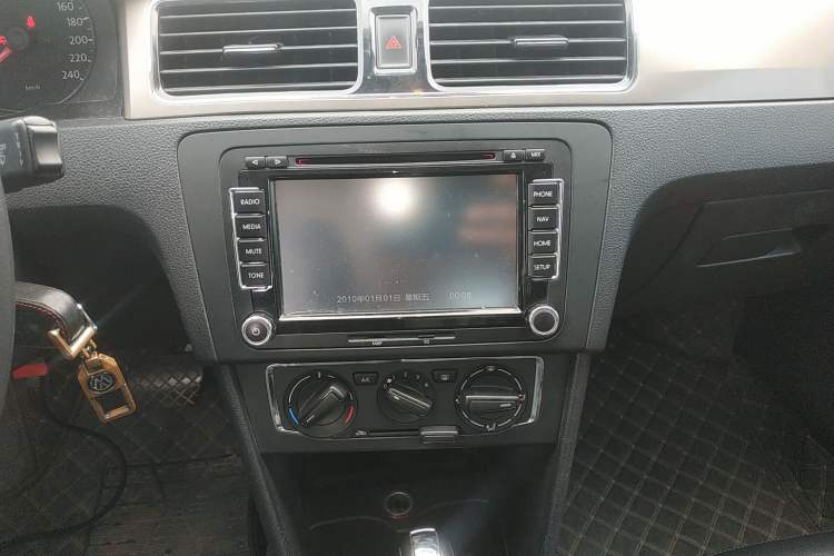Used Volkswagen Santana 2013 1.6L Automatic Comfort Edition Audio And AC Panel