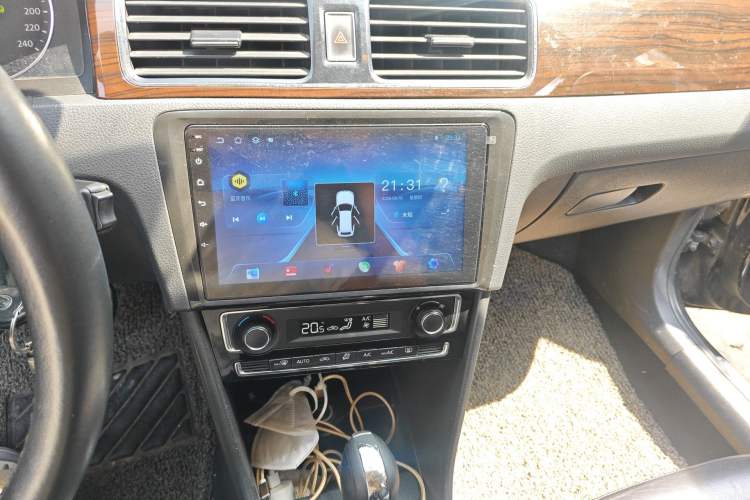 Used Volkswagen Santana 2013 1.6L Automatic Luxury Edition Audio And AC Panel