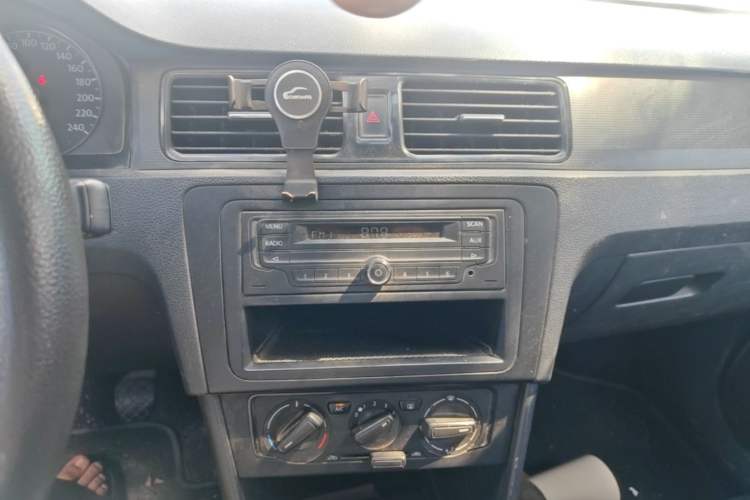 Used Volkswagen Santana 2013 1.6L Manual Fashion Edition Audio And AC Panel