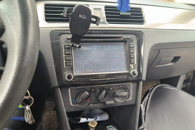 Used Volkswagen Santana 2013 1.6L Automatic Comfort Edition Audio And AC Panel