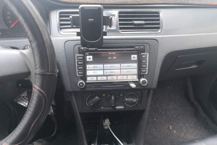 Used Volkswagen Santana 2013 1.6L Manual Fashion Edition Audio And AC Panel