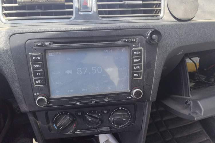 Used Volkswagen Santana 2013 1.6L Manual Fashion Edition Audio And AC Panel