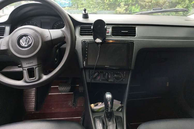 Used Volkswagen Santana 2013 1.6L Automatic Fashion Edition Center Console