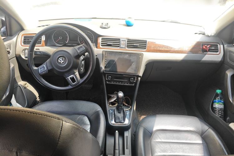 Used Volkswagen Santana 2013 1.6L Automatic Luxury Edition Center Console
