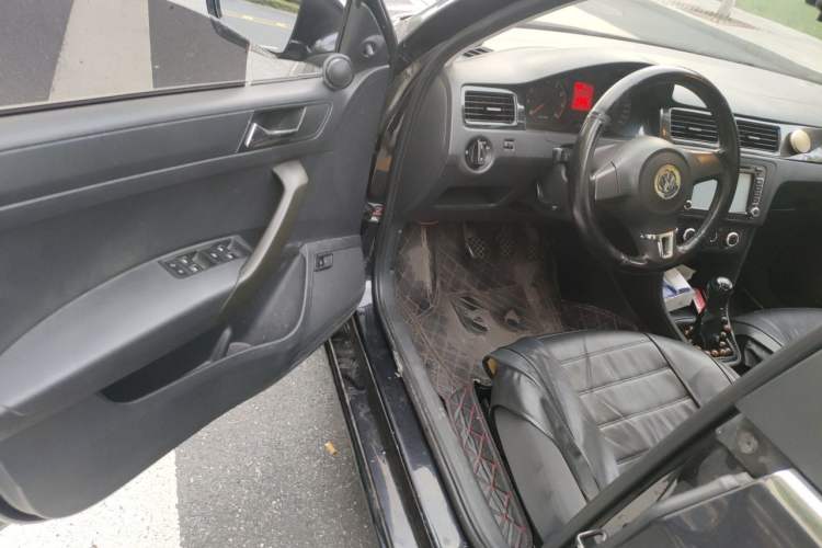 Used Volkswagen Santana 2013 1.6L Manual Fashion Edition Driver Seat