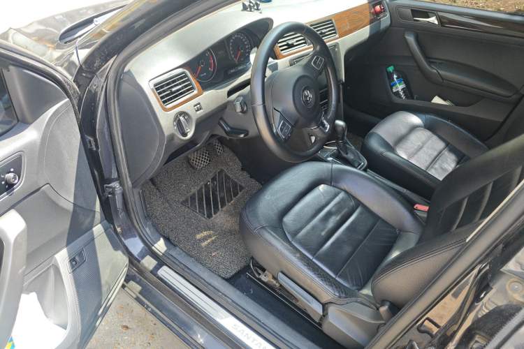 Used Volkswagen Santana 2013 1.6L Automatic Luxury Edition Driver Seat