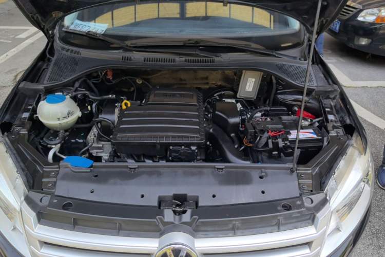 Used Volkswagen Santana 2013 1.6L Automatic Fashion Edition Engine Bay