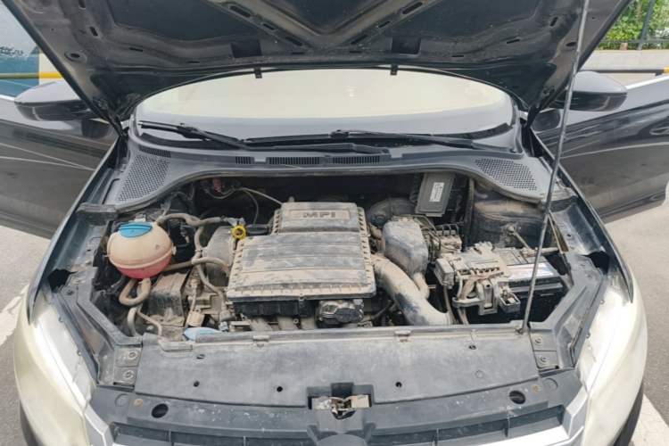 Used Volkswagen Santana 2013 1.6L Manual Comfort Edition Engine Bay