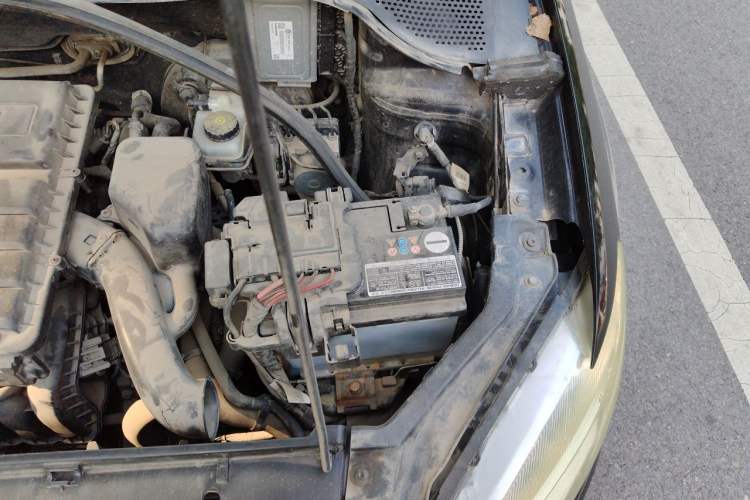 Used Volkswagen Santana 2013 1.6L Manual Fashion Edition Engine Bay Left
