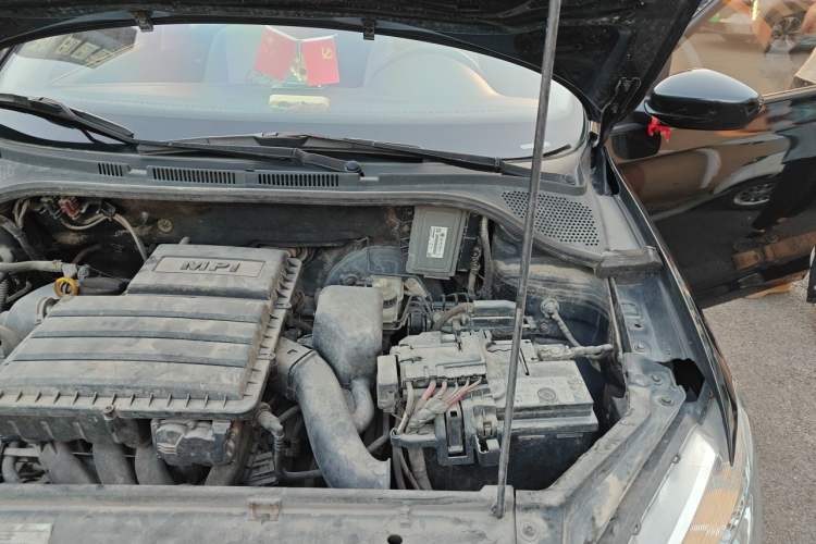 Used Volkswagen Santana 2013 1.6L Automatic Fashion Edition Engine Bay Left