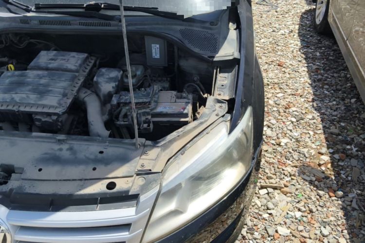 Used Volkswagen Santana 2013 1.6L Manual Fashion Edition Engine Bay Left
