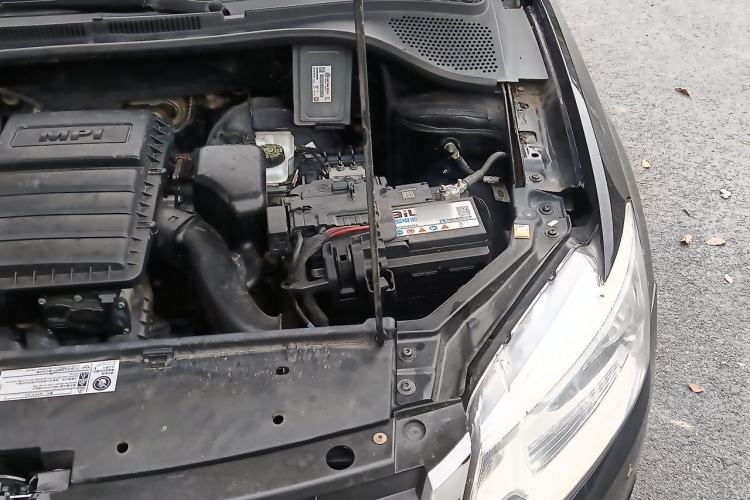 Used Volkswagen Santana 2013 1.6L Manual Comfort Edition Engine Bay Left