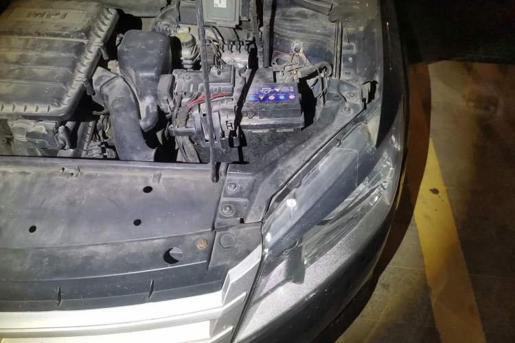 Used Volkswagen Santana 2013 1.6L Manual Fashion Edition Engine Bay Left