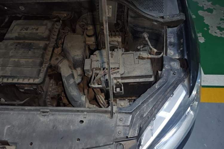 Used Volkswagen Santana 2013 1.6L Manual Fashion Edition Engine Bay Left