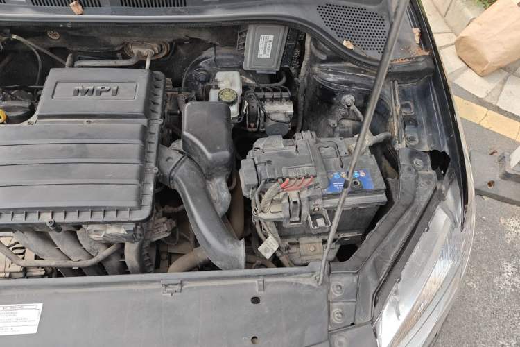 Used Volkswagen Santana 2013 1.6L Manual Fashion Edition Engine Bay Left