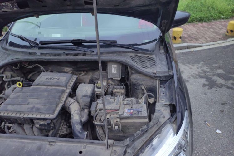 Used Volkswagen Santana 2013 1.6L Manual Fashion Edition Engine Bay Left