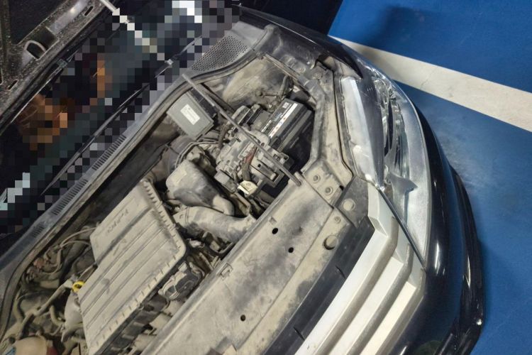 Used Volkswagen Santana 2013 1.6L Automatic Luxury Edition Engine Bay Left