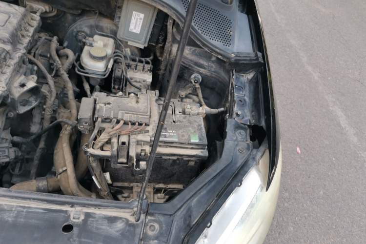 Used Volkswagen Santana 2013 1.6L Manual Luxury Edition Engine Bay Left