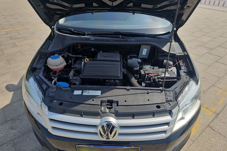 Used Volkswagen Santana 2013 1.6L Manual Fashion Edition Engine Bay