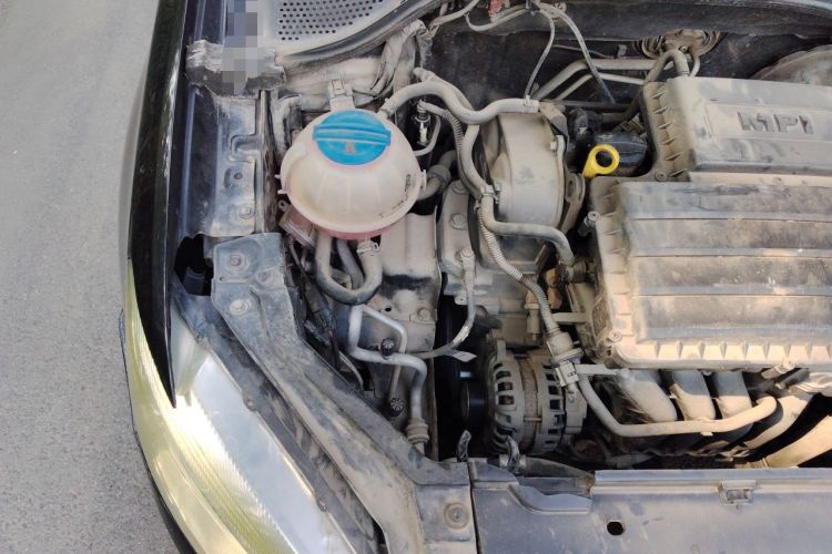 Used Volkswagen Santana 2013 1.6L Manual Fashion Edition Engine Bay Right