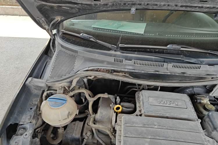 Used Volkswagen Santana 2013 1.6L Manual Comfort Edition Engine Bay Right