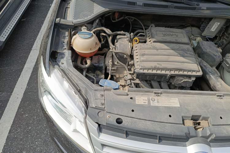 Used Volkswagen Santana 2013 1.6L Manual Fashion Edition Engine Bay Right