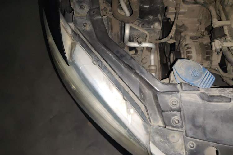 Used Volkswagen Santana 2013 1.6L Automatic Comfort Edition Engine Bay Right